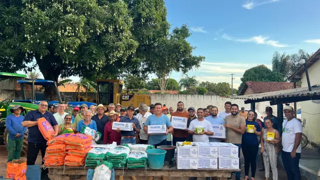 GOVERNO MUNICIPAL JUNTAMENTE COM O ESTADUAL REALIZAM ENTREGA DE SEMENTES AOS AGRICULTORES DE PUGMIL
